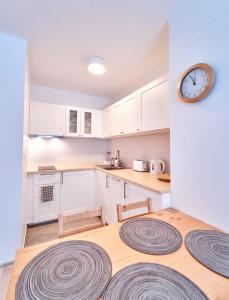 A kitchen or kitchenette at LAGUNA Apartament Polanica Residence 29