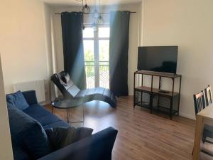 Televízia a/alebo spoločenská miestnosť v ubytovaní Apartament Batory
