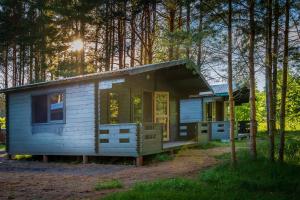 una casetta blu in mezzo al bosco di Metsaääre Accommodation a Uulu