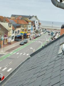 a view of a town with a street and a road at Appartement pour 4 personnes à Fort-Mahon Plage in Fort-Mahon-Plage