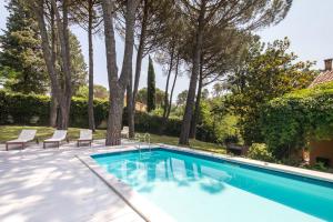 - une piscine dans une cour arborée dans l'établissement Villa La Bruscola, à Barberino di Mugello