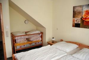 a bedroom with two twin beds and a staircase at "Tau Hus" im "Roden Hus" in Timmendorf
