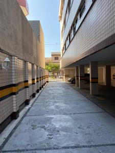 an empty hallway of a building with a street at Praia do Forte - Cabo Frio Edificio Guanabara in Cabo Frio
