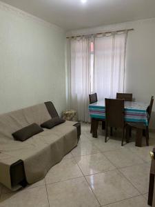 um quarto com uma cama e uma mesa de jantar em Praia do Forte - Cabo Frio Edificio Guanabara em Cabo Frio