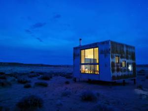 Una pequeña casa en el desierto por la noche en Shash Dine' EcoRetreat, en Page