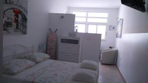 um pequeno quarto com uma cama e uma janela em Swiss holiday 4 em Split