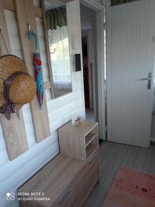 Habitación con una puerta con un cajón y un espejo en Sárgapart Holiday Home, en Poroszló