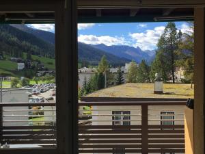 una vista desde una ventana de un estacionamiento en Davos Swiss Alps, en Davos