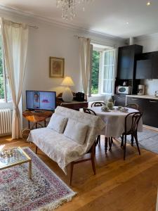 TV a/nebo společenská místnost v ubytování La Maison des Fontaines d'Alsace
