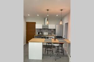 Kuchyň nebo kuchyňský kout v ubytování Appartement très spacieux & Coupery