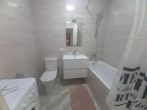 Ванна кімната в Апартаменти в ЖК Яровиця біля ТРЦ Промінь