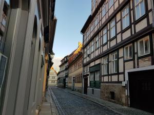 una strada vuota in un centro storico con edifici di Ferienwohnung Kaufmannshof a Quedlinburg