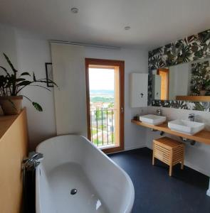 Ванная комната в élégante villa neuve d'architecte