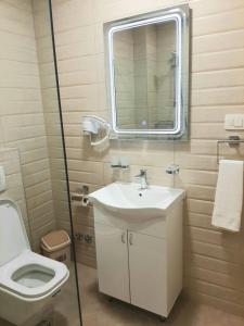 Apolon Apart的一间浴室
