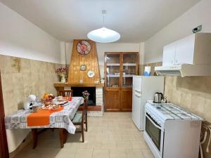 una piccola cucina con tavolo e piano cottura di CASA di VENERE ad Ascoli Piceno