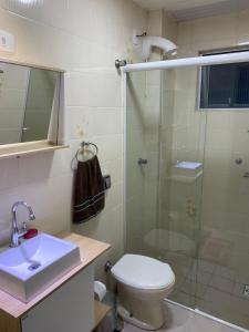 ein Bad mit einer Dusche, einem WC und einem Waschbecken in der Unterkunft LINDO APARTAMENTO 1822 in Balneário Camboriú