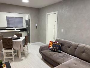 a living room with a couch and a table at LINDO APARTAMENTO 1822 in Balneário Camboriú