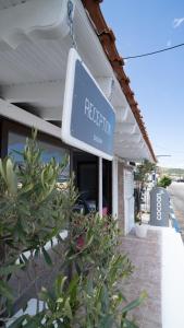 znak restauracji na boku budynku w obiekcie Cocoon Hotel-Beach bar w mieście Sarti