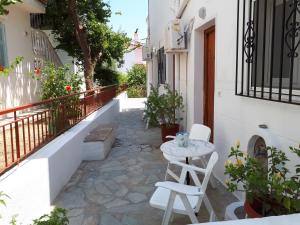 En balkon eller terrasse på Roula's Studios