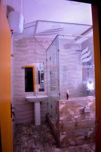 Camas Hotel & Suite Asero Abeokuta tesisinde bir banyo