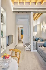 una sala de estar con una mesa y un sofá en Modern Art Studio in Florence, en Florencia