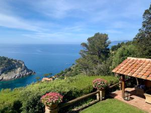 een uitzicht op de oceaan vanuit een huis bij Villa a Cala Piccola in Monte Argentario