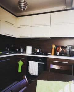 Una cocina o zona de cocina en SWEET HOME - na doby