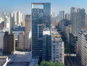 um edifício alto numa cidade com edifícios altos em Vossa Bossa Downtown Republica em São Paulo