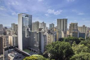 uma vista para o horizonte da cidade com edifícios altos em Vossa Bossa Downtown Republica em São Paulo