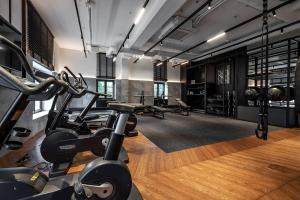 siłownia z bieżniami i bieżnią w obiekcie Apartament Pastelowa Portova w mieście Gdynia