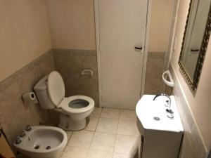 een badkamer met een toilet en een wastafel bij Mira Bosques 2 in La Plata