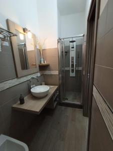 La salle de bains est pourvue d'un lavabo et d'une douche. dans l'établissement Sweet Dreams, à San Vito Lo Capo