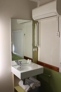 
A bathroom at ibis Budget - Melbourne Airport
