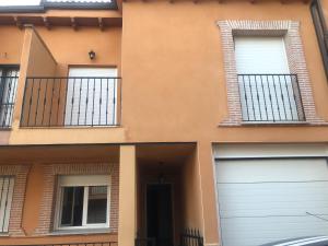 dos puertas de garaje en el lateral de un edificio en VUT LA TABERNA I, en Poyales del Hoyo