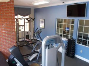 un gimnasio con varios equipos de ejercicio en una habitación en SureStay Plus Hotel by Best Western St Marys Cumberland, en Saint Marys