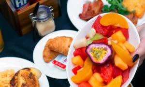 un plato de frutas y hortalizas en una mesa en Hotel Grand Chancellor Launceston, en Launceston