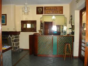 um bar num hotel com uma placa na parede em Hotel San Juan em Villa Giardino