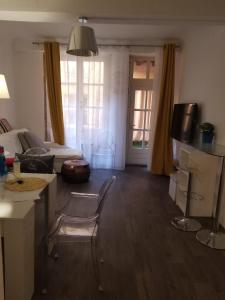 uma sala de estar com um sofá e uma mesa em La Traboule Vieux Lyon em Lyon