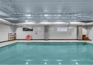 a swimming pool in a room with a pool at Hotel Interurban in Tukwila
