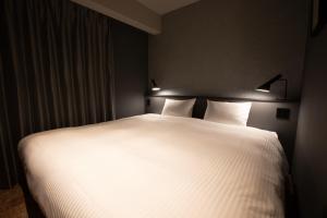 Postel nebo postele na pokoji v ubytování LOF HOTEL Shimbashi