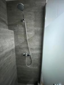 una doccia con soffione in un bagno di Depto Privado Temuco Centro a Temuco