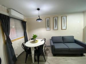 un soggiorno con un tavolo e un divano di Depto Privado Temuco Centro a Temuco Altre 6 foto