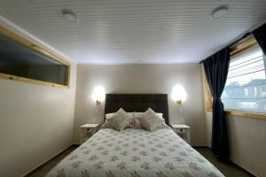 una camera da letto con un letto con due tavoli e una finestra di Depto Privado Temuco Centro a Temuco