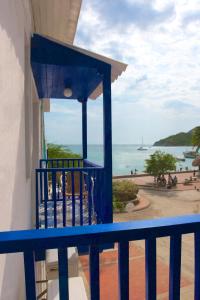 un balcón azul con vistas al océano en La Ballena Azul Hotel, en Taganga