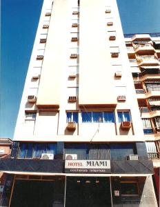 ein Gebäude mit einem Hotel-Miami-Schild darauf in der Unterkunft Hotel Miami in San Miguel de Tucumán