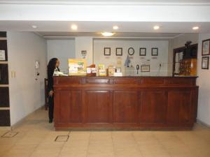Eine Frau, die am Ladentisch steht. in der Unterkunft Hotel Miami in San Miguel de Tucumán
