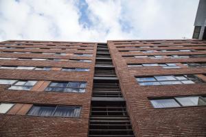 a tall brick building looking up into the sky at King David Flat Hotel - Argentina in Córdoba
