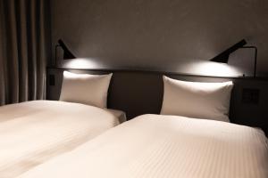 Postel nebo postele na pokoji v ubytování LOF HOTEL Shimbashi