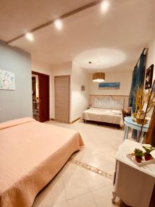 - une grande chambre avec 2 lits et une salle de bains dans l'établissement B&B Le Quattro Stagioni, à La Maddalena
