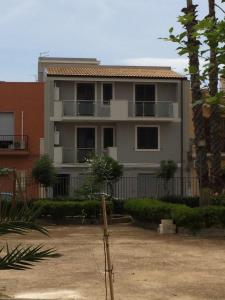 un edificio de apartamentos con balcón y patio en Casa Alessandra, en Cassibile